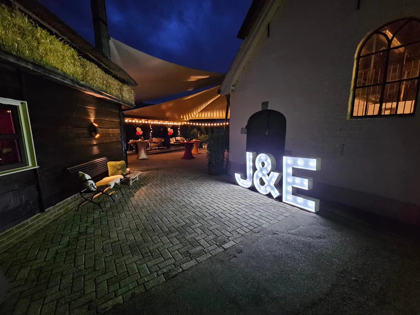 J&E — Avondsfeer met verlichting