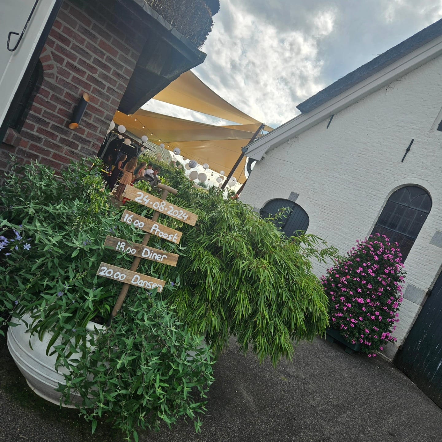 Wedding time-line met zomerbloemen