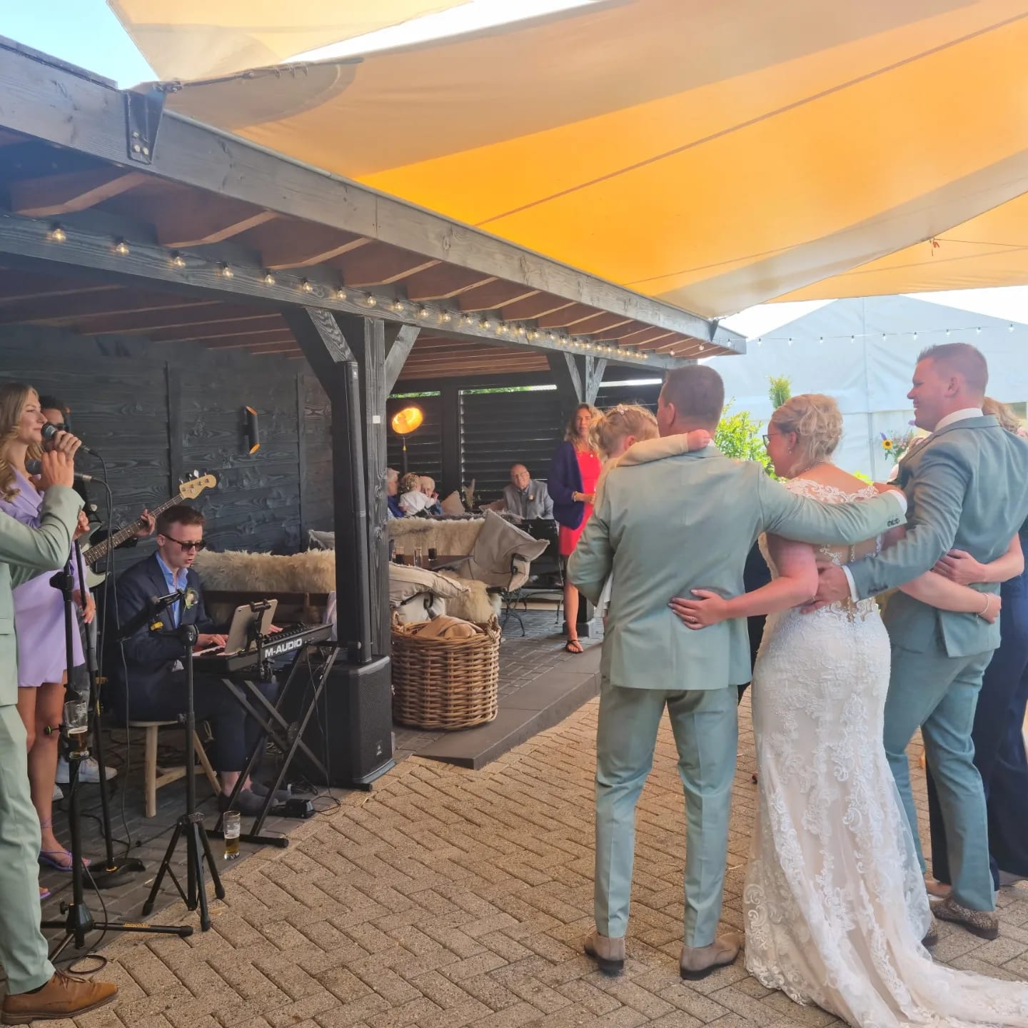 Openingsdans bij live band