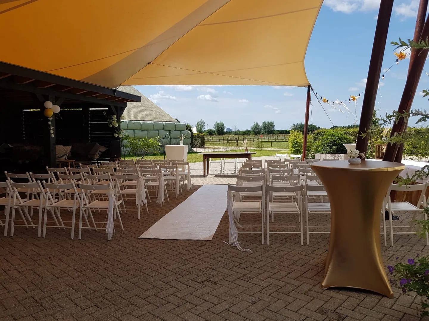 Ceremonie — Buitenlocatie met witte stoelen
